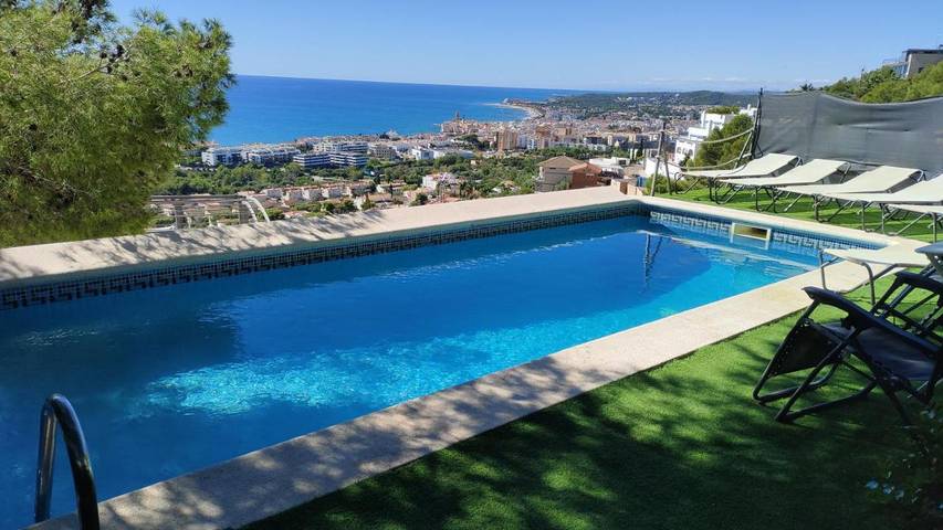 Alojamiento y desayuno para 2 personas, con Jacuzzi y Terraza además de Jardín y Piscina en Garraf