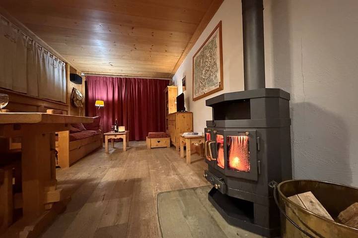 Appartement entier, Appartement de charme dans chalet face au Mont Blanc et proche pied des pistes. in Combloux, Pays du Mont-Blanc