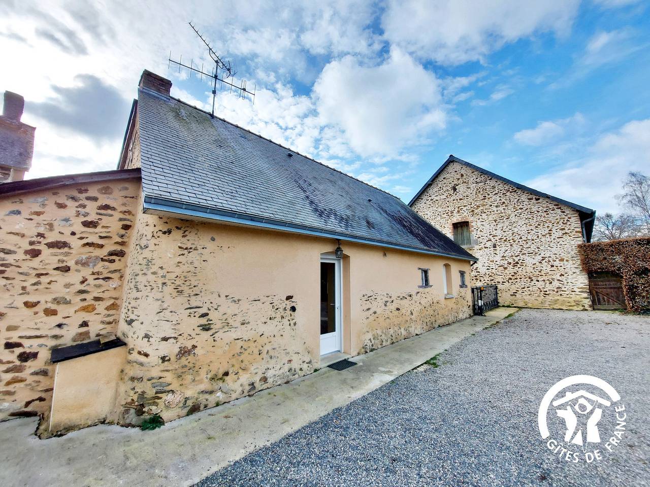 Lumineux gîte avec jardin clos, proche base de loisirs et Musée Tatin in Courbeveille, Mayenne