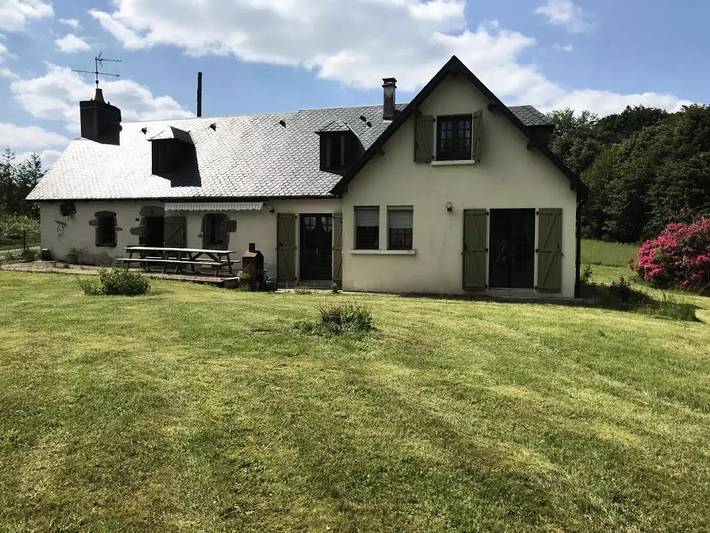 Gîte pour 12 personnes, avec terrasse en Corrèze