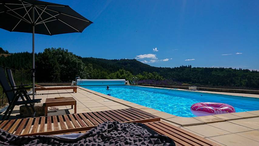 Gîte pour 6 personnes, avec balcon ainsi que piscine et jardin
