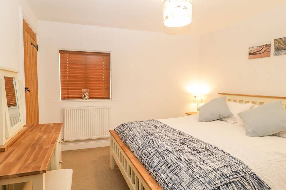 6 Malthouse Court, pet friendly, country holiday cottage in Watchet in Watchet, Somerset