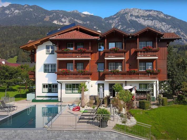 Ferienwohnung für 4 Personen, mit Balkon und Terrasse sowie Garten und Pool in Haus
