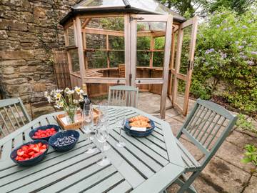 Log Cabin for 6 People in Matlock, Derbyshire, Photo 2