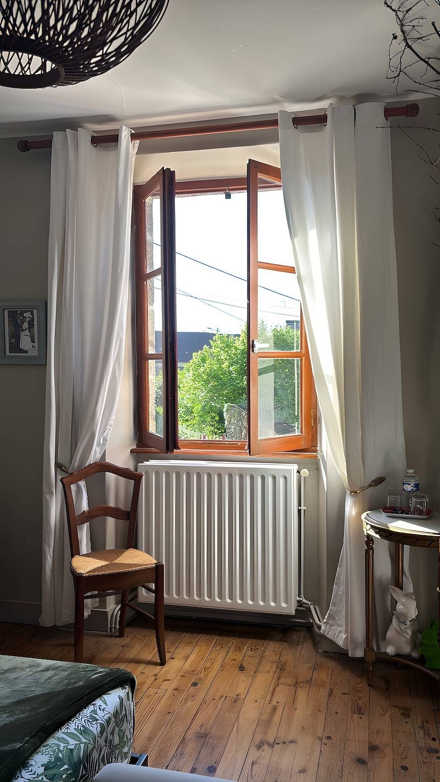 Chambre d’hôtes « La Chambre Jp à La Parenthèse » : vue montagne, jardin partagé, Wi-Fi in Folles, Région de Bellac