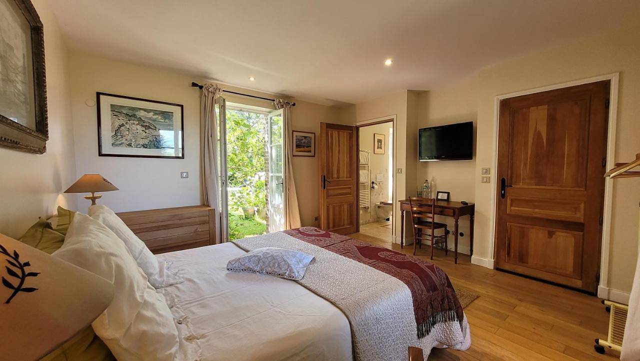 Deluxe Double Room with Shower-Figuier in Berville-sur-Mer, Région de Bernay
