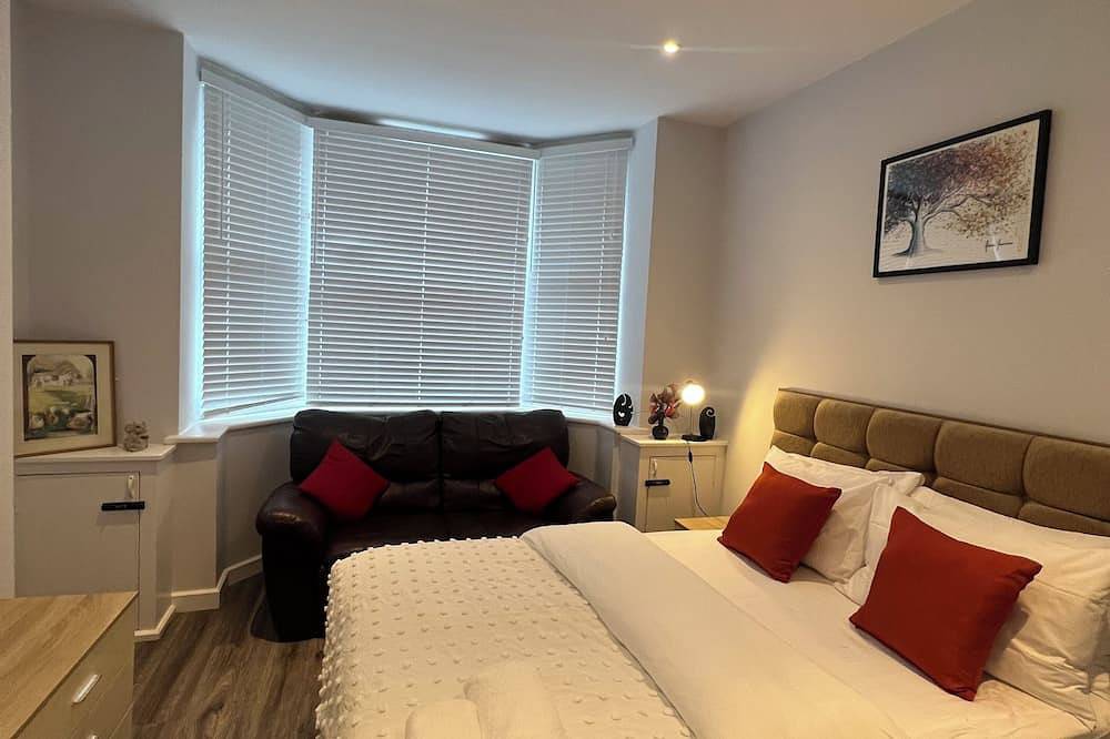 Luxury, Cosy and  Quiet 4-bed House close to town centre and transport in Northampton, Northamptonshire