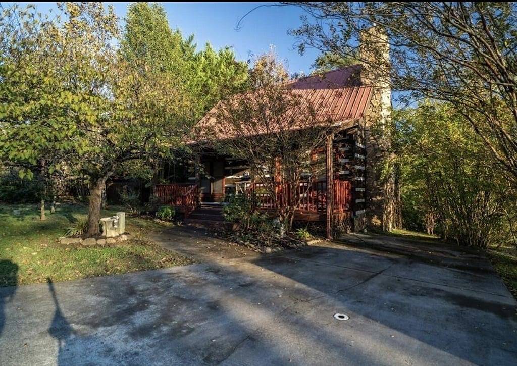 Cabin-king master, 2 bath, private loft w/ queen & twin, Hot Tub, flat driveway in Sevierville, Sevier County