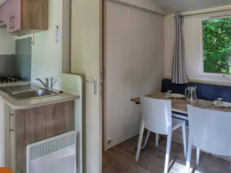 Flower Camping Les Berges de la Dordogne - Mobilheim 6 personen - Mobilheim Komfort 32m² Malaga - 3 Schlafzimmer + Überdachte Terrasse, Klimaanlage, Tv, Geschirrspülmaschine 6 pers. in Trémolat, Périgord Pourpre