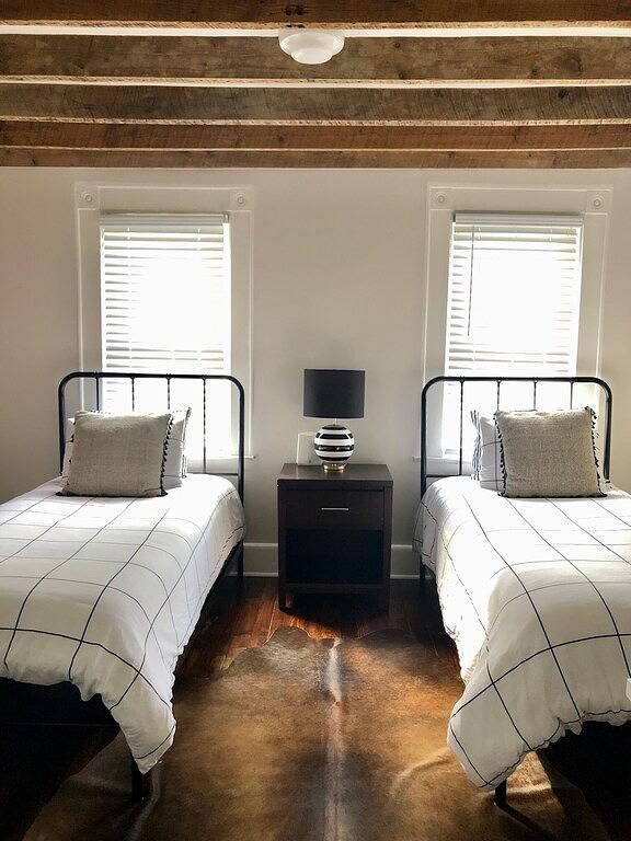 Old Town Alexandria Charm•Sleeps 6•Private Outdoor Area•Walk to King St & Water in Alexandria (VA), Alexandria City