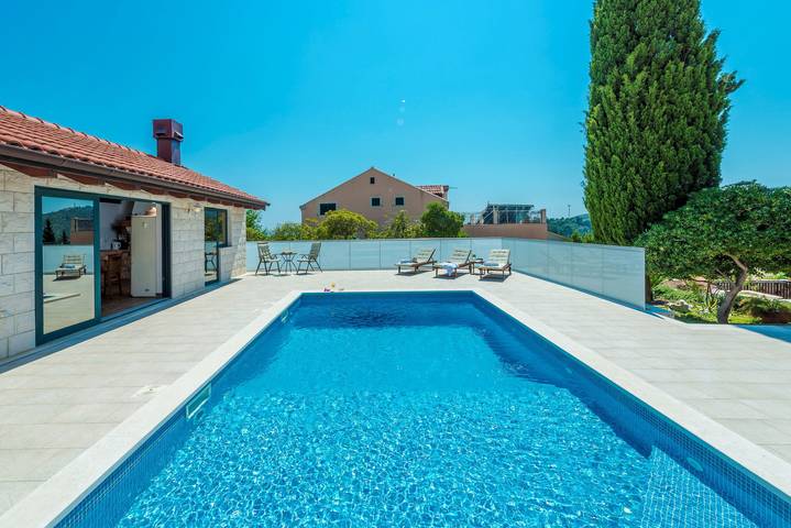 Villa for 8 people, with garden and balcony in Srebreno