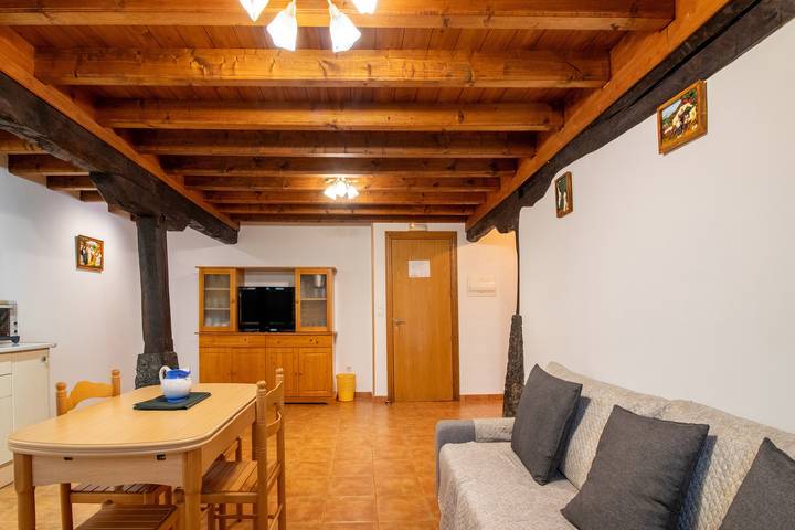 Entire apartment, Apartment 'El Valle De Soba' with Shared Garden and Wi-Fi in Soba, Cordillera Cantábrica