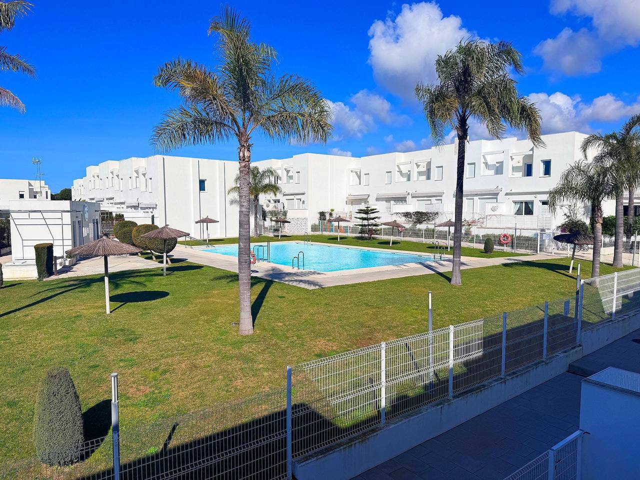 Casa adosada de alto nivel en zona residencial con piscina compartida in La Fontanilla, Conil de la Frontera