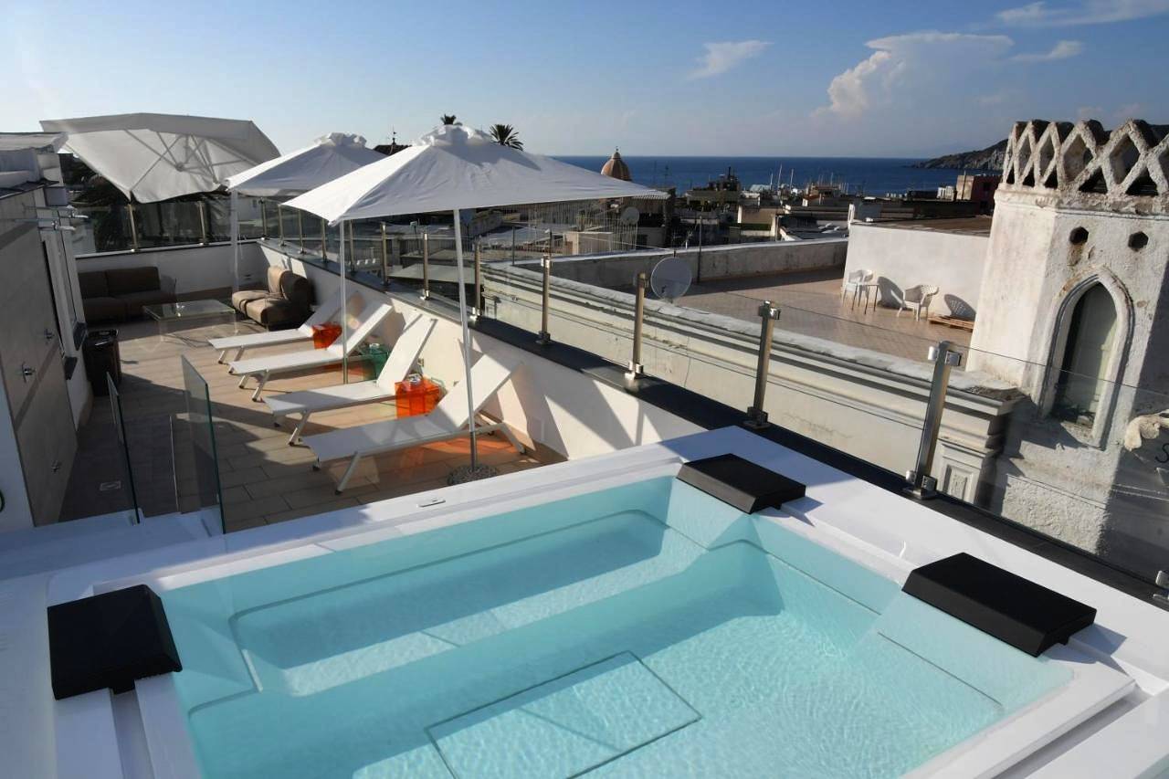 White 1903 - Rooftop Pool & Luxury Rooms in Forio, Ischia