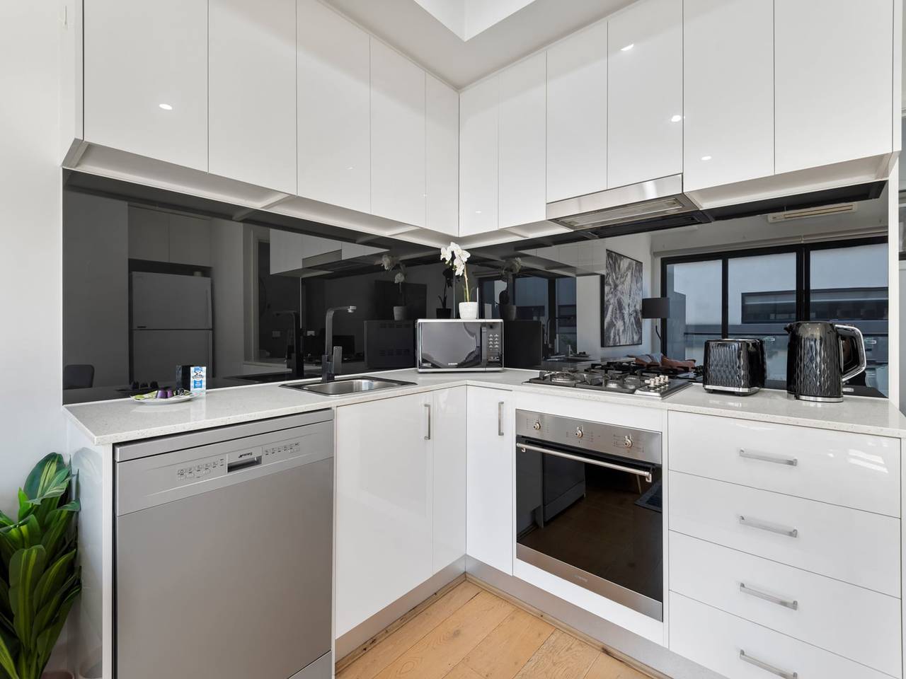 Ganze Wohnung, Komfortabler 2Br-Rückzugsort mit Balkon und Parkplatz in St Kilda, Melbourne