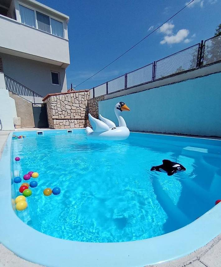 Villa pour 8 personnes, avec Balcon et Terrasse ainsi que Jardin et Piscine à Brodarica