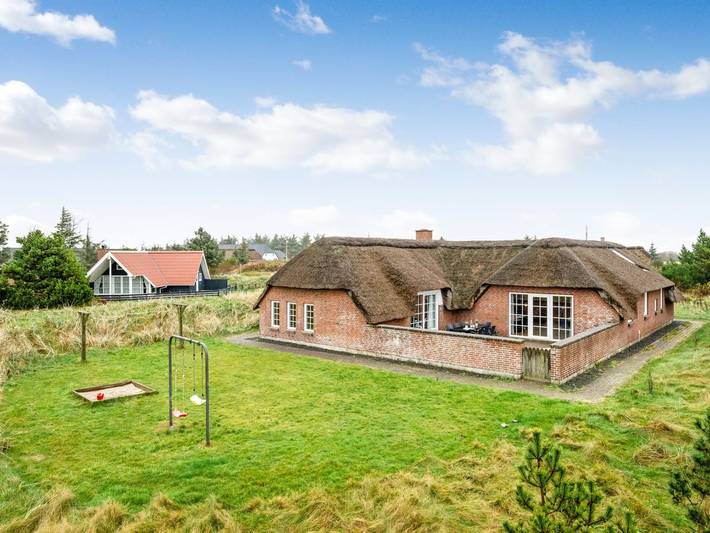 Feriehus for 12 personer, med sauna og terrasse i tillegg til badebasseng i Ringkøbing