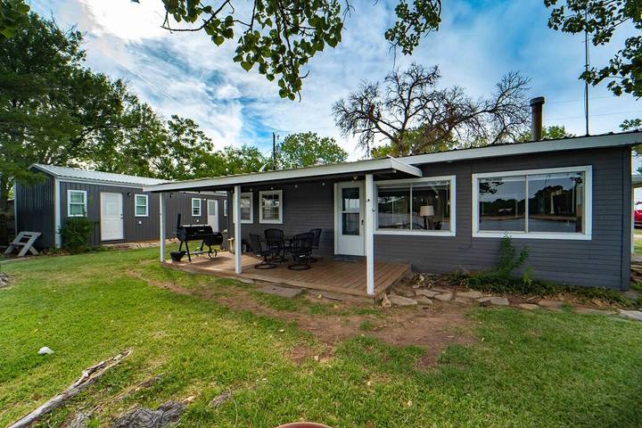 Vacation rental for 10 people, with yard in Possum Kingdom Lake