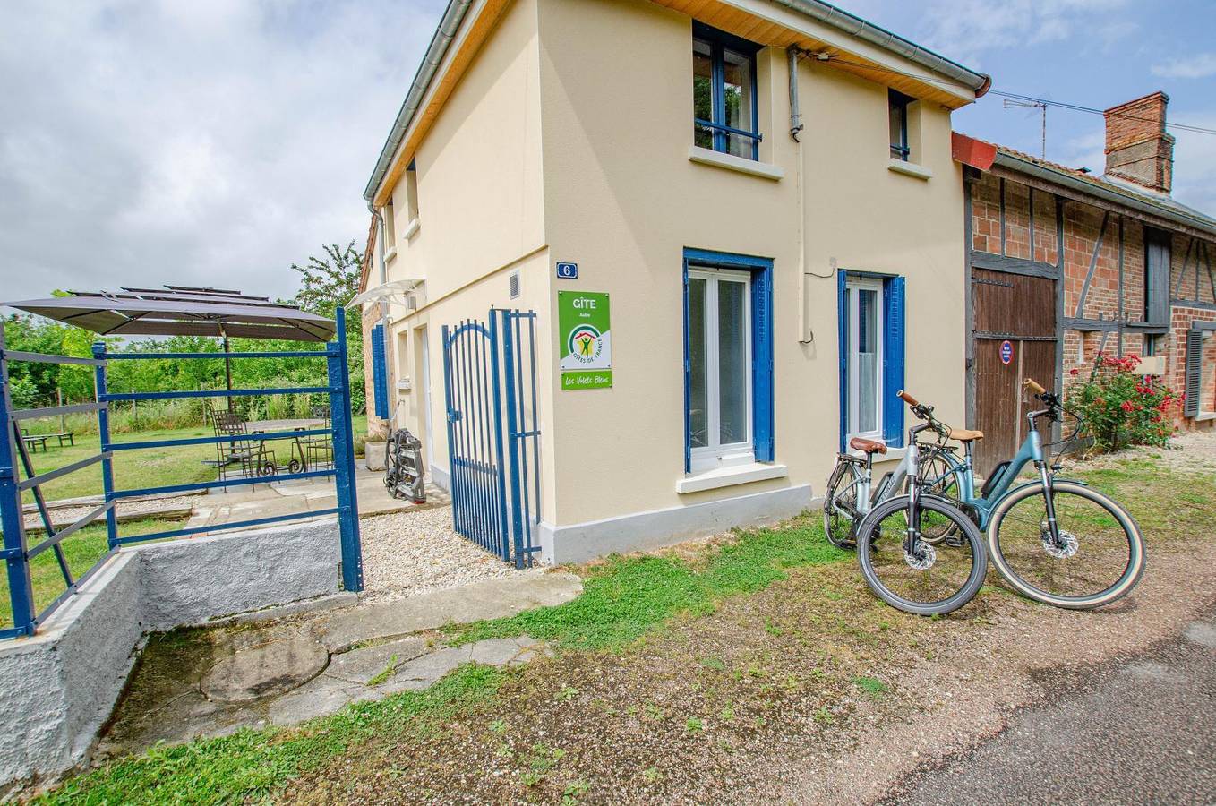 Les Volets Bleus in Brévonnes, Parc naturel régional de la Forêt d'Orient