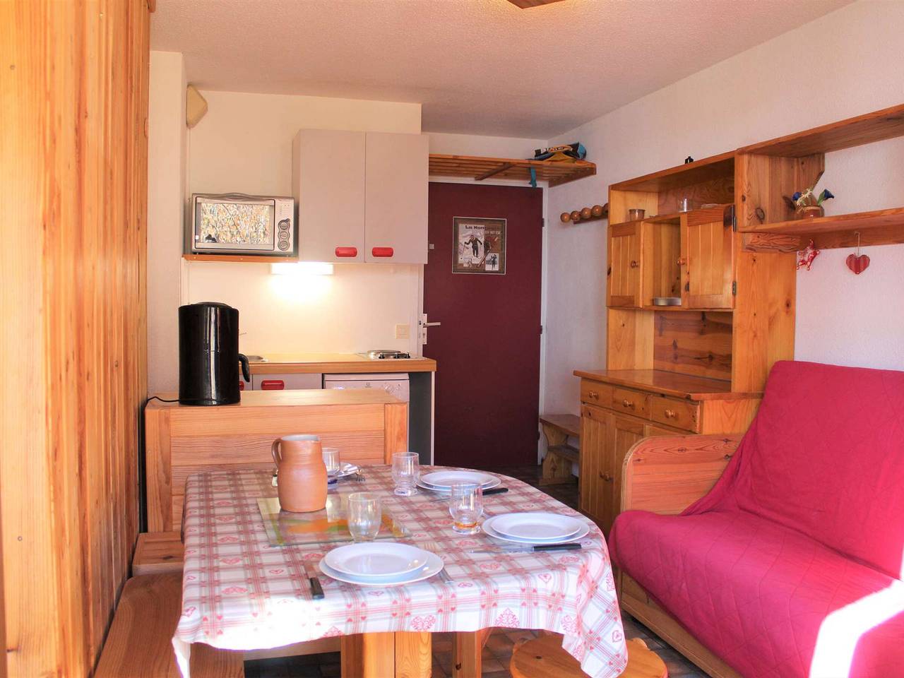Appartement entier, Studio cosy à Vars Sainte Marie, 4 couchages, balcon sud, à 300m des pistes et commerces in Vars (station de ski), Vars