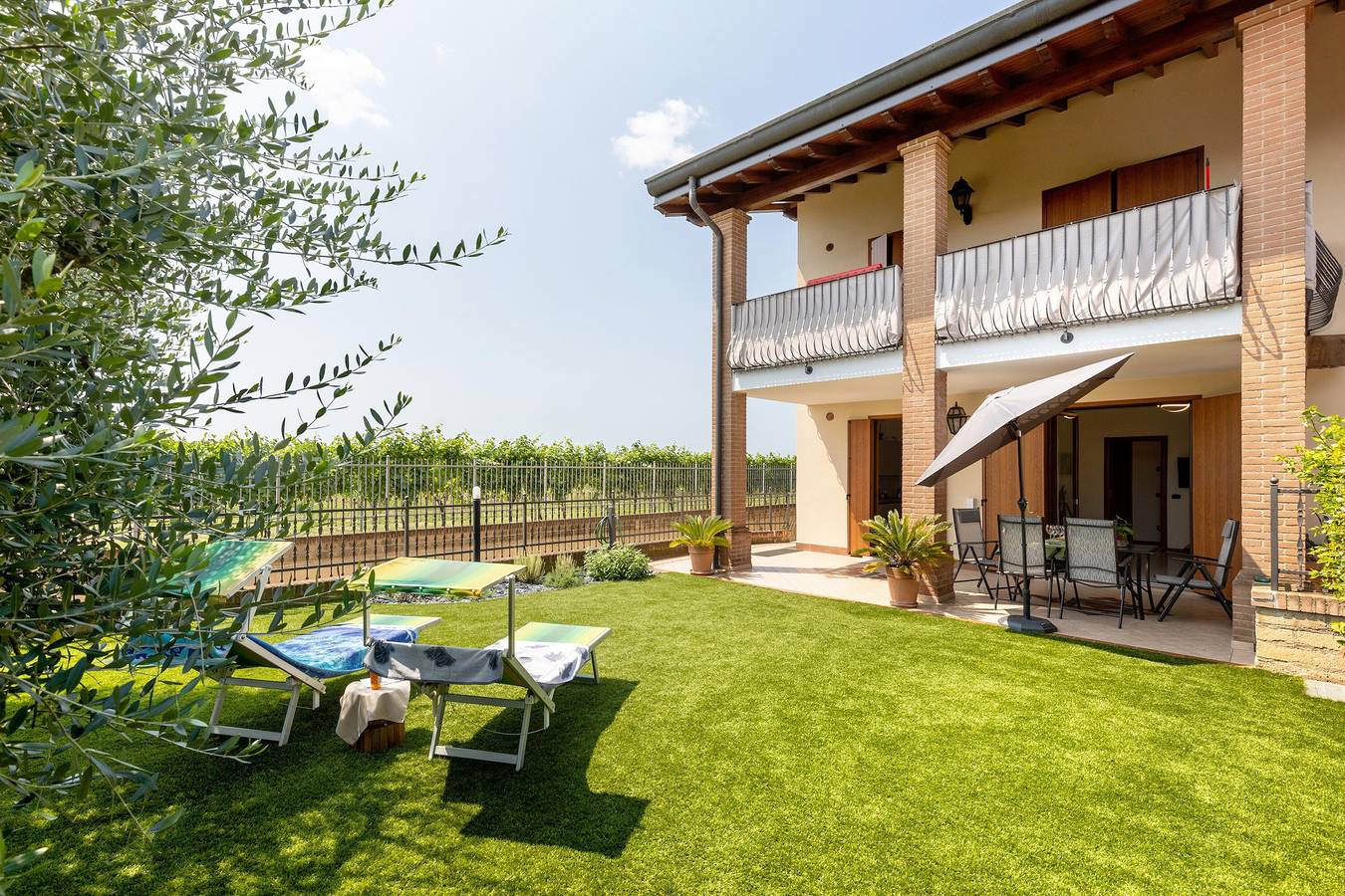 Apartamento entero, Apartamento 'Katy Lake Lavanda ' con terraza privada, Wi-Fi y aire acondicionado in Peschiera del Garda, Montañas Garda