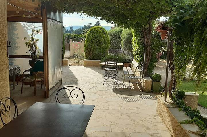 Location de vacances pour 4 personnes, avec jardin à Sainte-Cécile-les-Vignes - 4