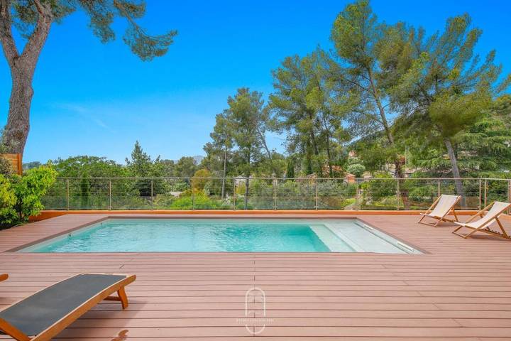 Villa pour 12 personnes, avec Balcon et Terrasse ainsi que Jardin et Piscine à Carqueiranne - 4