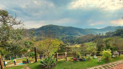 Gîte pour 2 personnes, avec piscine ainsi que terrasse et jardin à São Roque