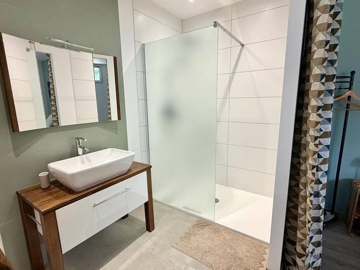 Gîte pour 3 personnes, avec piscine ainsi que jardin et terrasse à Villedômer - 3