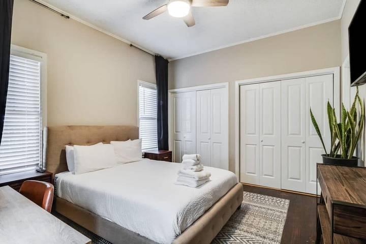 Vacation house for 2 people, with balcony and yard, kid friendly in Louisiana