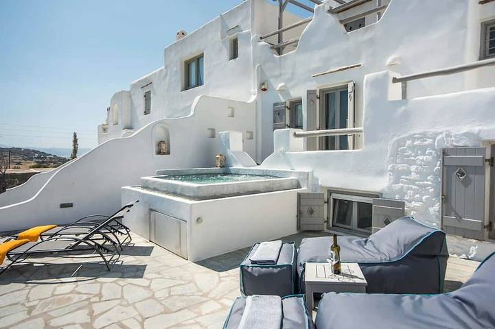 Villa for 12 people, with balcony and hot tub in Greece