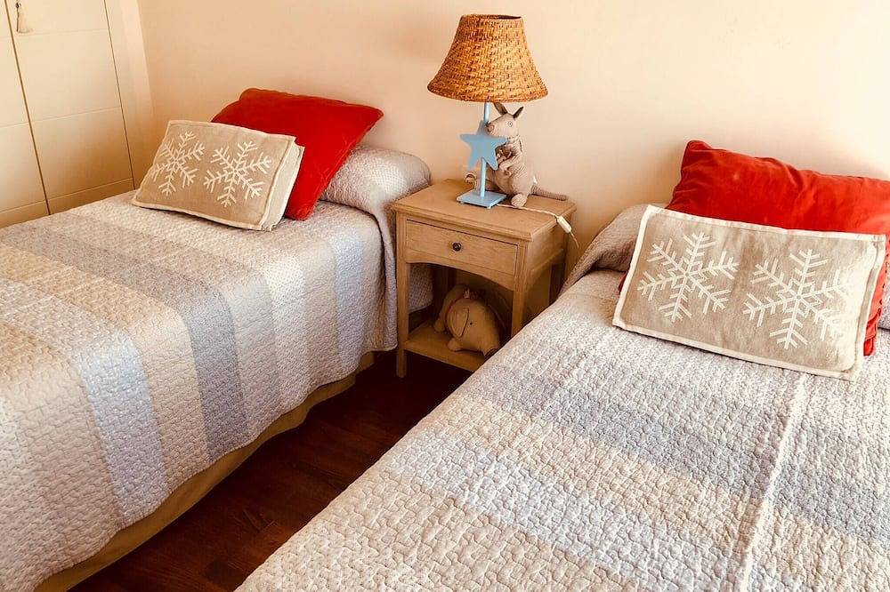 Entire apartment, Charming Apartment With Views In Las Margas Golf n001 in Sabiñánigo, Spanish Pyrenees