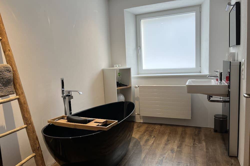 Ganze Wohnung, Beautiful, sunny ground floor apartment with 3 rooms and garden in Poschiavo, Livigno Alpen