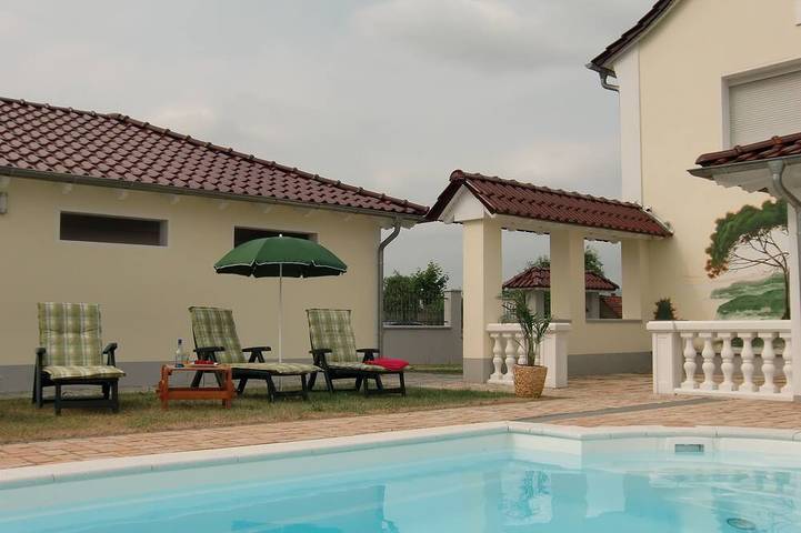 Ferienwohnung für 2 Personen, mit Balkon und Garten sowie Pool in Moorgrund