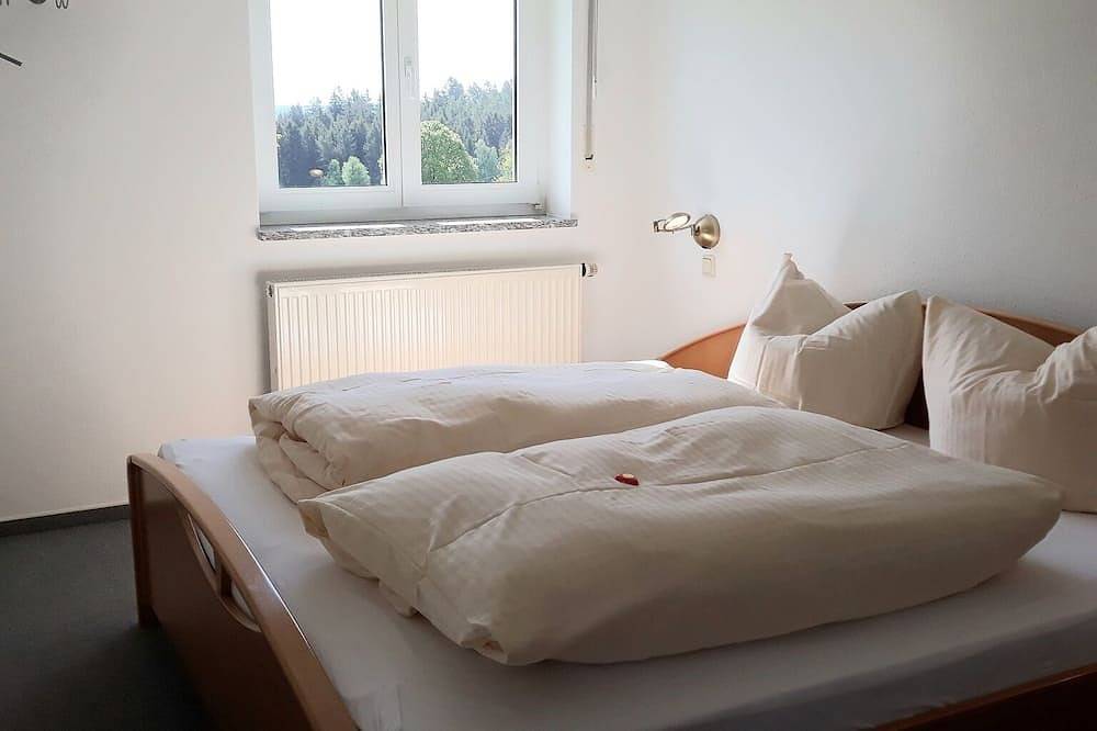 Ganze Wohnung, Feriwohnung mit Terrasse und Panoramablick direkt am Waldrand in Naila, Landkreis Hof
