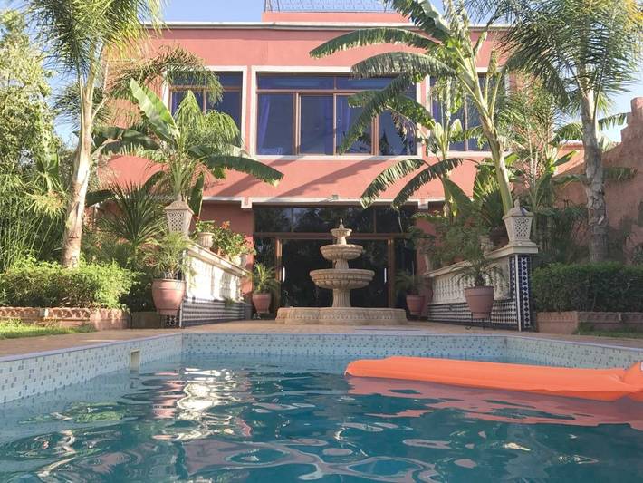 Villa pour 10 personnes, avec piscine et sauna ainsi que vue et jardin, animaux acceptés