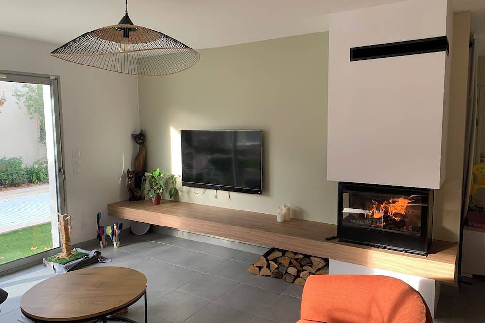 Between Aix and the Luberon: single-storey house with swimming pool and flower garden in Coudoux, Aix-en-Provence region