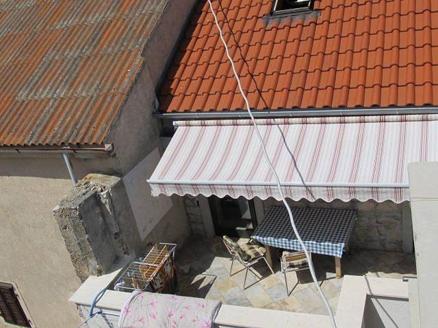 Ganze Ferienwohnung, 2etage app mit Terasse und Garten 60meter von Meer in Betina, Murter