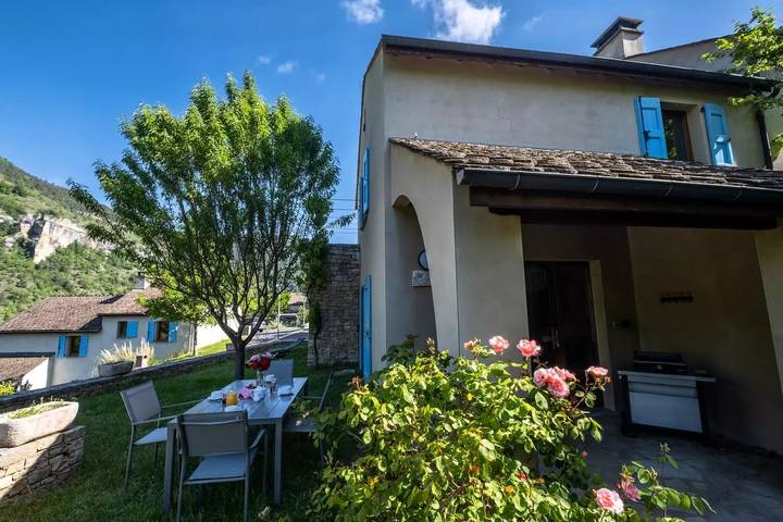 Gîte pour 4 personnes, avec terrasse et piscine, animaux acceptés