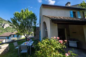 Gîte pour 4 personnes, avec terrasse et piscine, animaux acceptés à Les Vignes