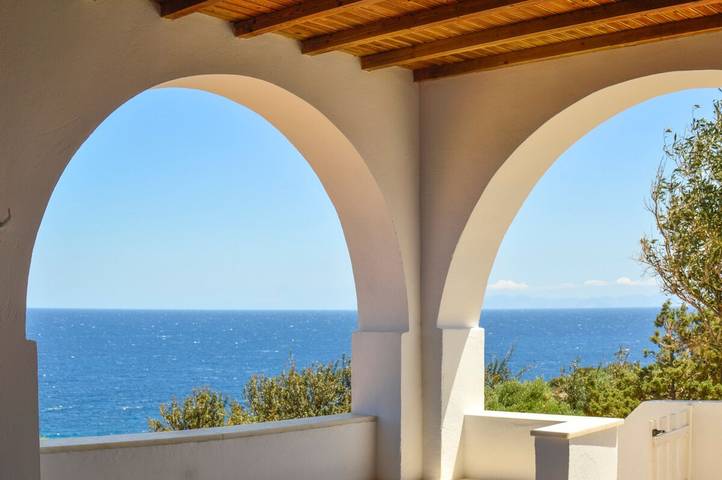 Villa for 5 people, with ocean view and terrace as well as garden, with pets in Naxos