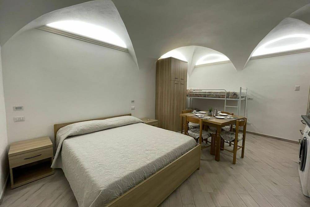 Entire apartment, Beautiful apartment for 8 people with A/C, Wifi and Tv in Spotorno, Riviera di Ponente
