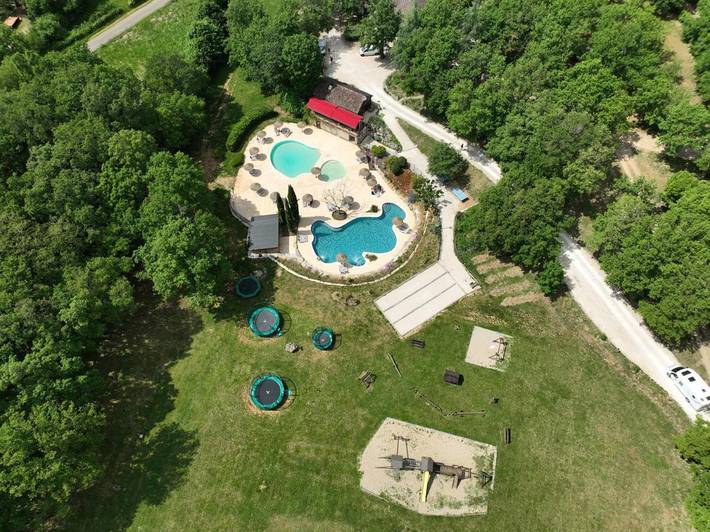 Maison de campagne pour 2 personnes, avec vue et piscine ainsi que jardin et bassin pour enfant, animaux acceptés à Saint-Cirq-Lapopie