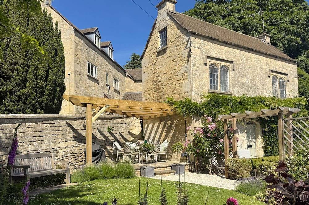 Rose Cottage, Rodborough - sleeps 6 guests  in 3 bedrooms in Stroud, Gloucestershire