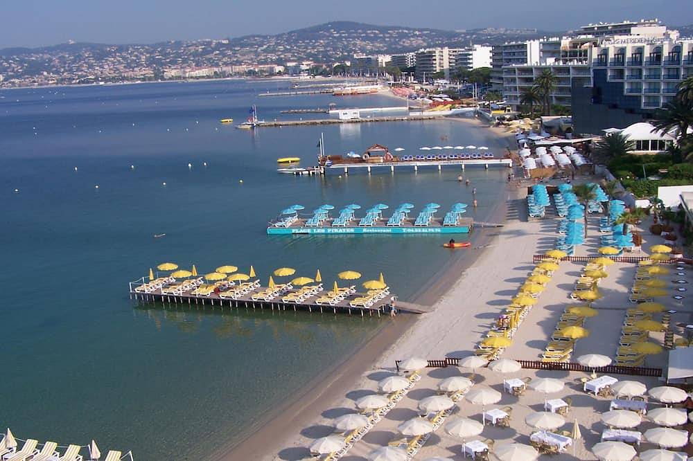 Entire apartment, Ideally located 100 meters from sandy beaches and pine forest in Juan-les-Pins, Antibes