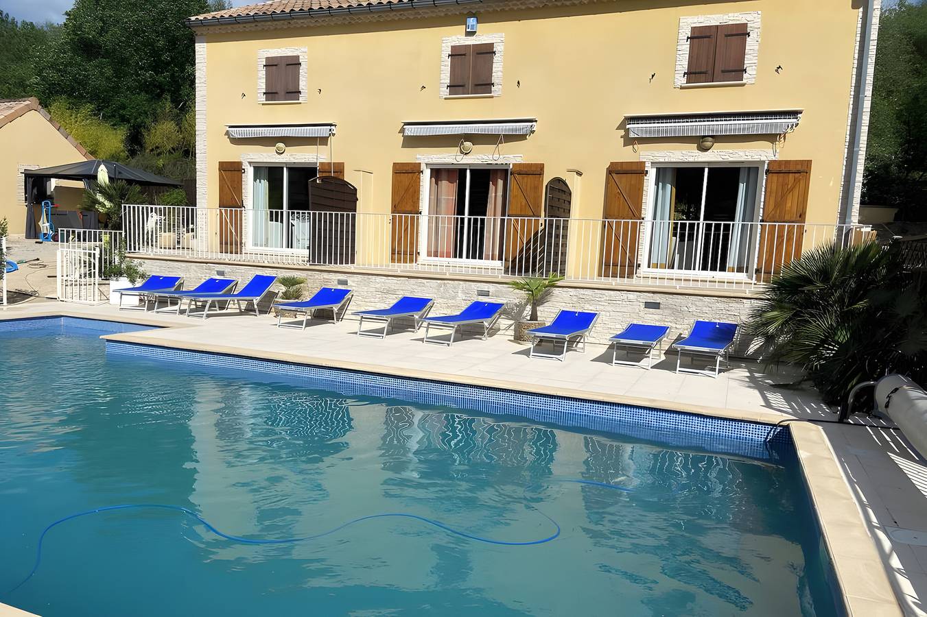 Ganze Wohnung, Schönes Anwesen im Süden der Ardèche mit großem Pool, Grill und Spielen in Lagorce, Ardèche