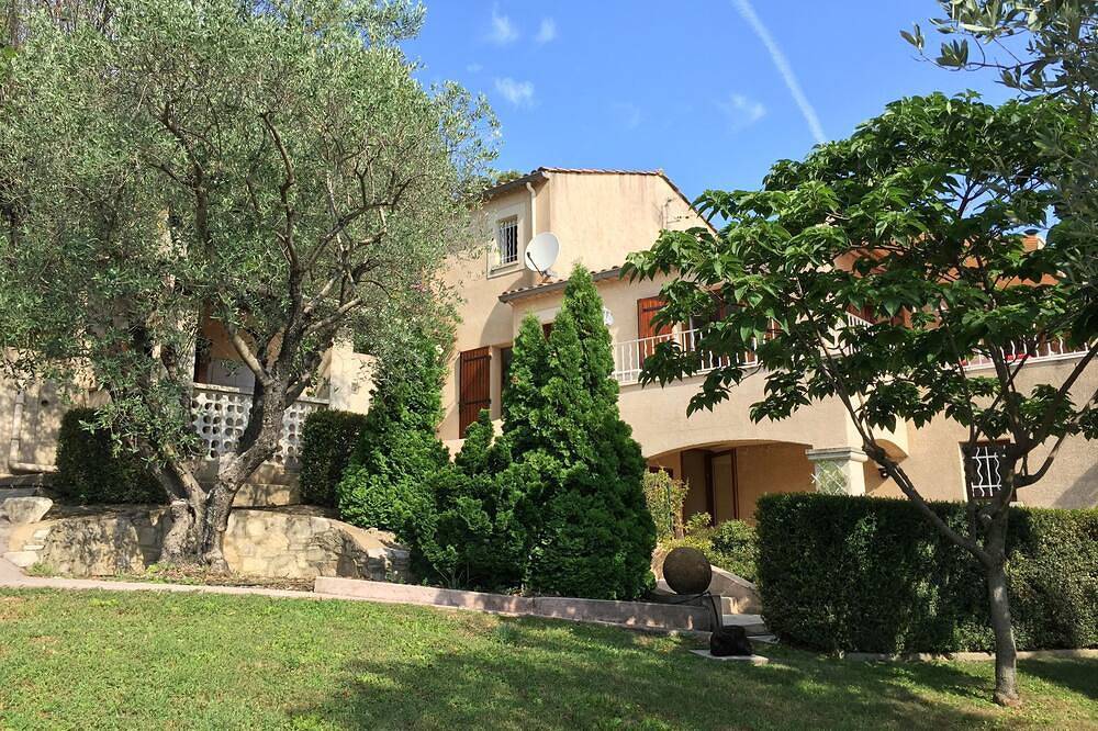 Encantadora villa con piscina climatizada en un entorno arbolado y florido in Vaison-la-Romaine, Parque natural regional del Mont Ventoux