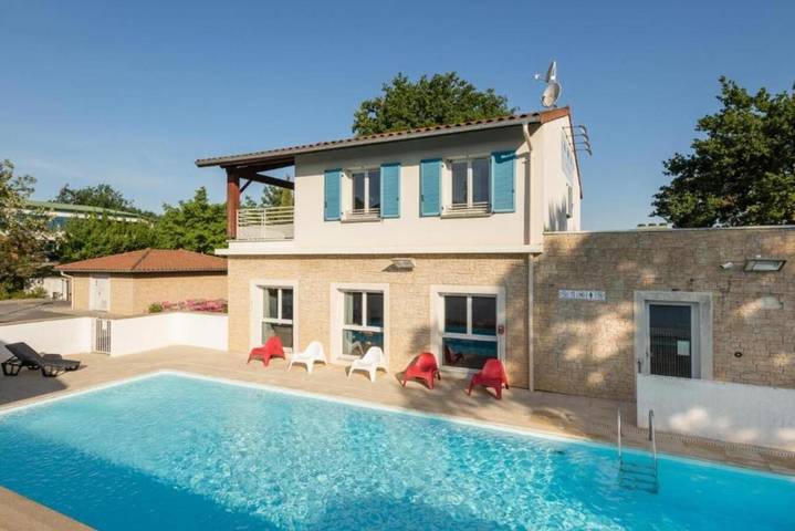 Location de vacances pour 6 personnes, avec piscine et jardin à Lissieu - 3