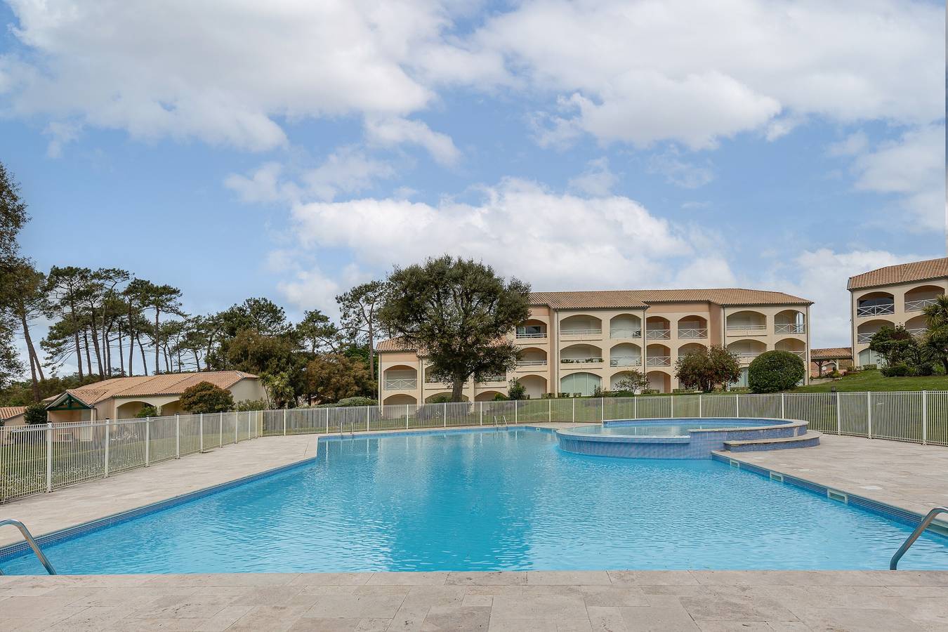 Apartamento entero, Apartamento vacacional "Résidence moderne avec piscine" con piscina compartida, terraza y Wi-Fi in Moliets-Plage, Moliets-et-Maa