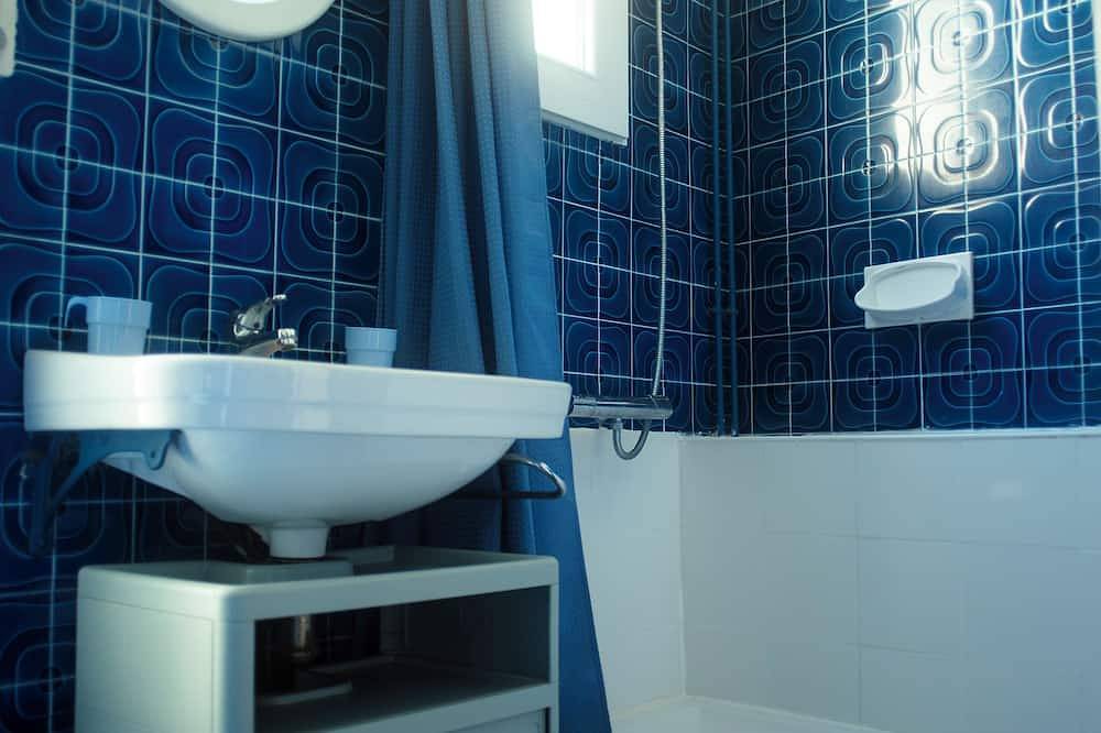 Entire apartment, Chez Armande 2-star tourist apartment 48 m2 in Châtel-Guyon, Volcans d'Auvergne Regional Nature Park